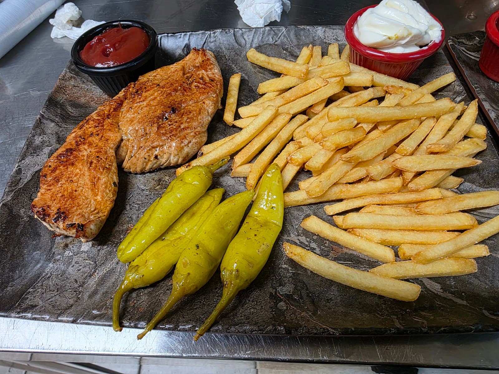 Putensteak mit Kräuterbutter, Pommes frites und gem. Salat