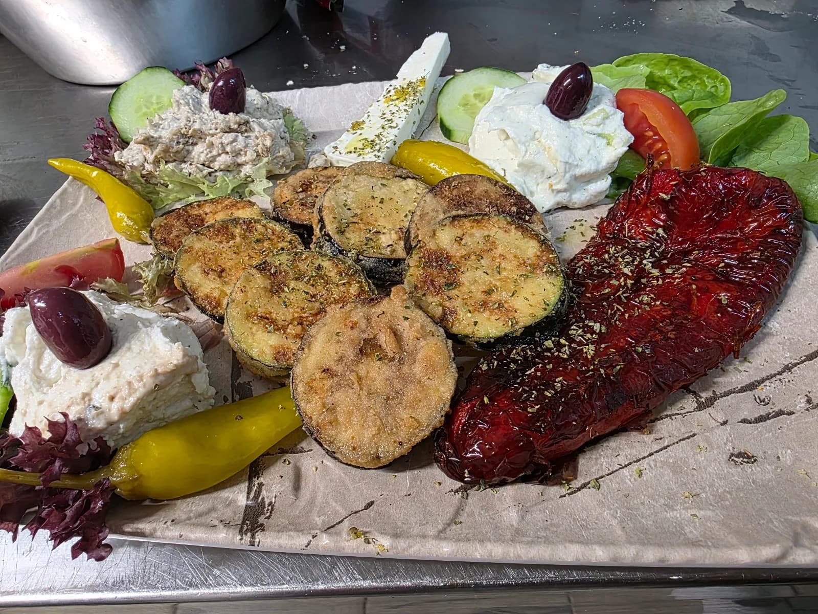 Griechische Vorspeisenplatte mit Dips und Feta