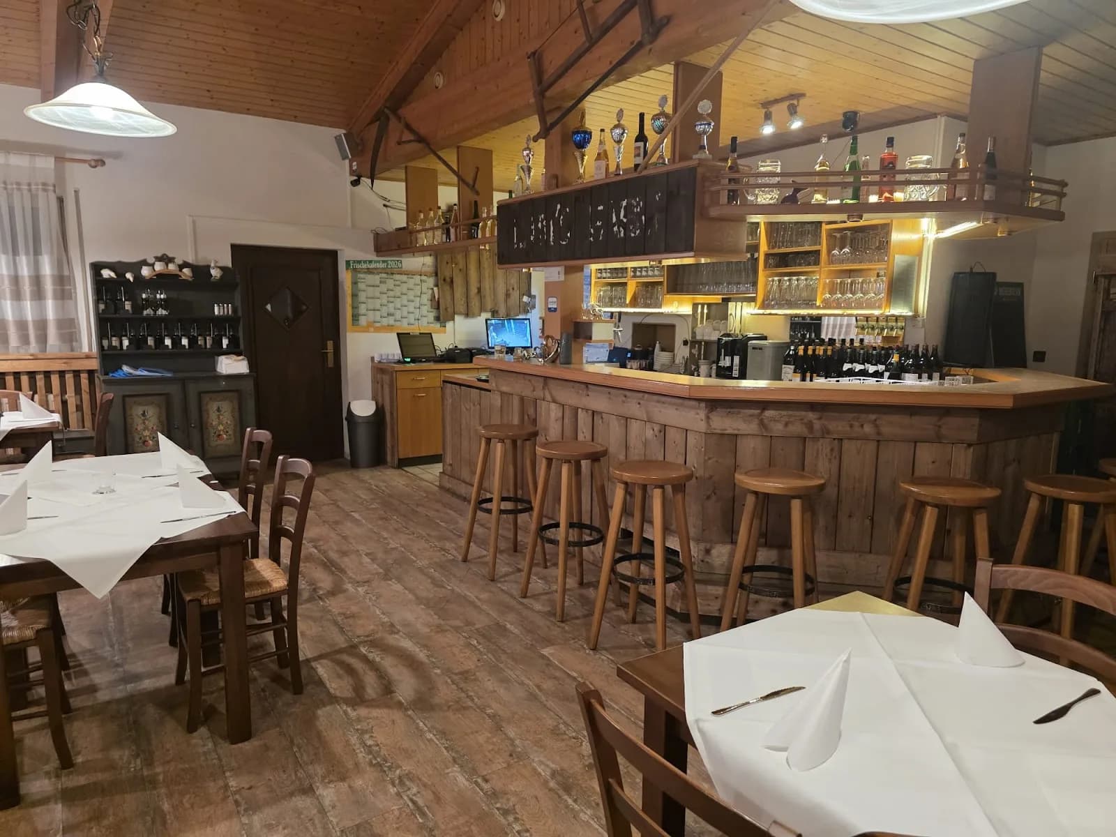 Rustikaler Gastraum mit Bar im Nawa Restaurant